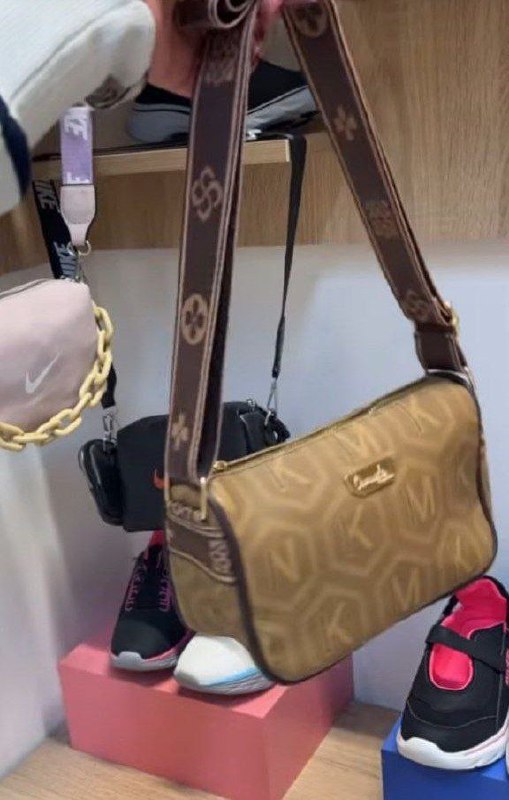 كوزمتك وحقائب نسائية ماركات