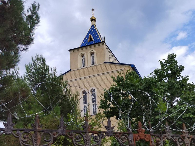 Православный храм в Каспийске начали усиленно …