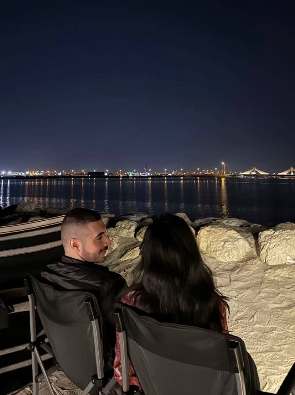 ‏أنا جيدٌ في الحديث، حتى تضحكين …
