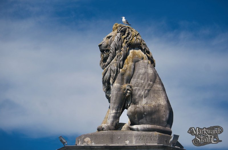 Die steinerne Statue des Bayerischen Löwen …