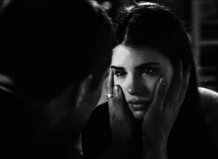 моя хрупкая девочка делает вид, что …