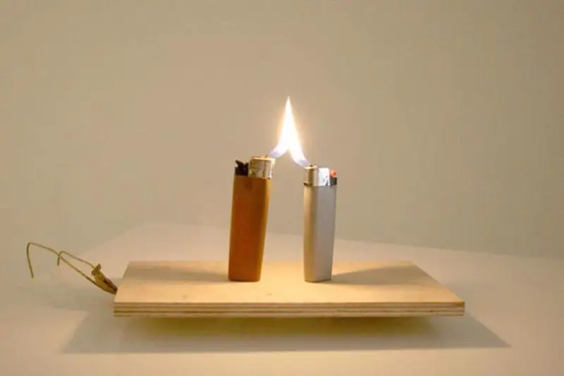 Ariel Schlesinger: Untitled (Lighters), 2007