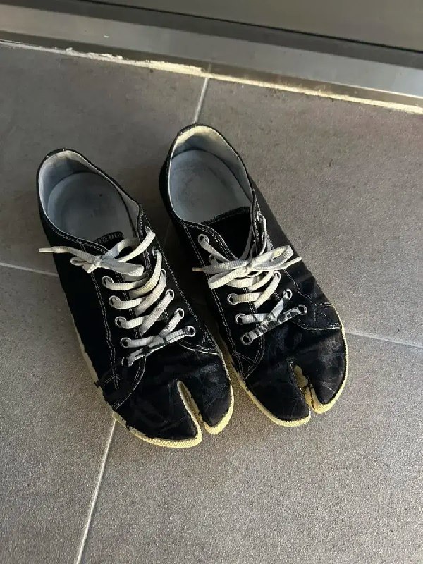 maison margiela tabi painted black