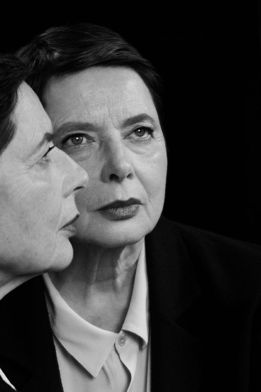 Ізабелла Росселліні для [The New Yorker](https://www.newyorker.com/culture/the-new-yorker-interview/for-isabella-rossellini-acting-goes-beyond-words?utm_source=twitter&amp;utm_medium=social&amp;utm_campaign=dhtwitter&amp;utm_content=null)