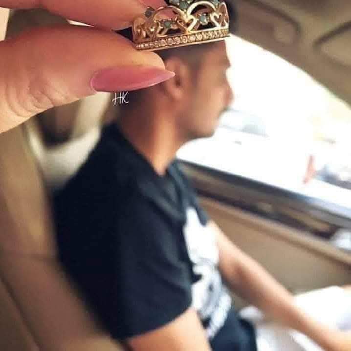 ‏- يَبدو إنه يُعاملها كأميرة حتى …