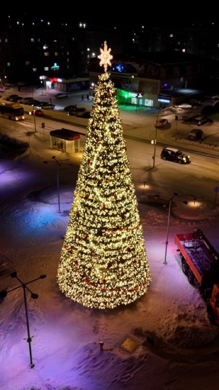 Сияющую новогоднюю ель впервые [установили](https://www.mk-yamal.ru/social/2024/12/18/siyayushhuyu-novogodnyuyu-el-vpervye-ustanovili-v-8-mikrorayone-noyabrska.html) в …