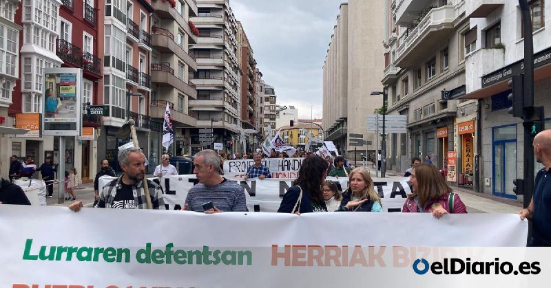 Tractores contra placas solares: cientos de personas exigen en Vitoria paralizar proyectos de renovables que "ponen en peligro la vida …