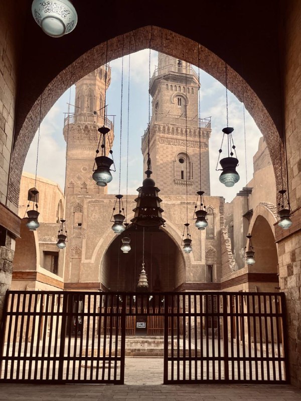 إِلَى مِثْلِهَا يَرْنُو الحَلِيْمُ صَبَابَةً!
