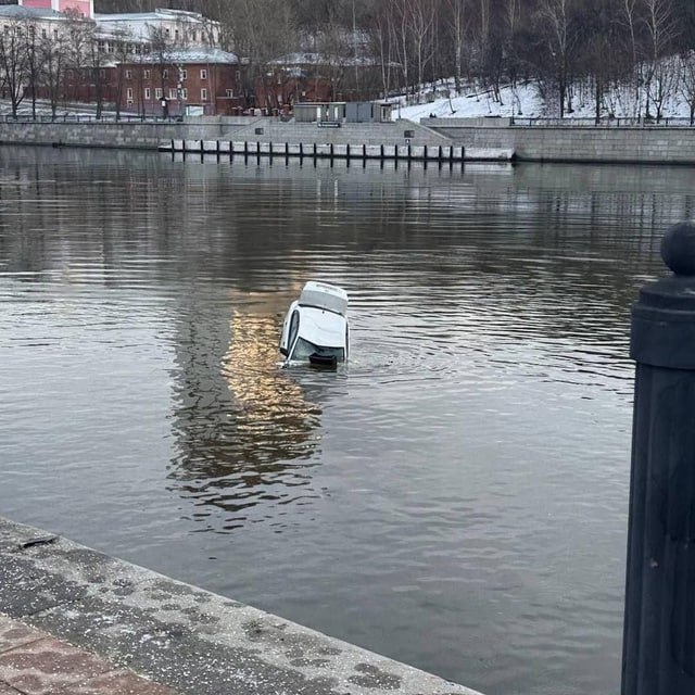 Легковушка вылетела в Москву-реку у Лужнецкой …