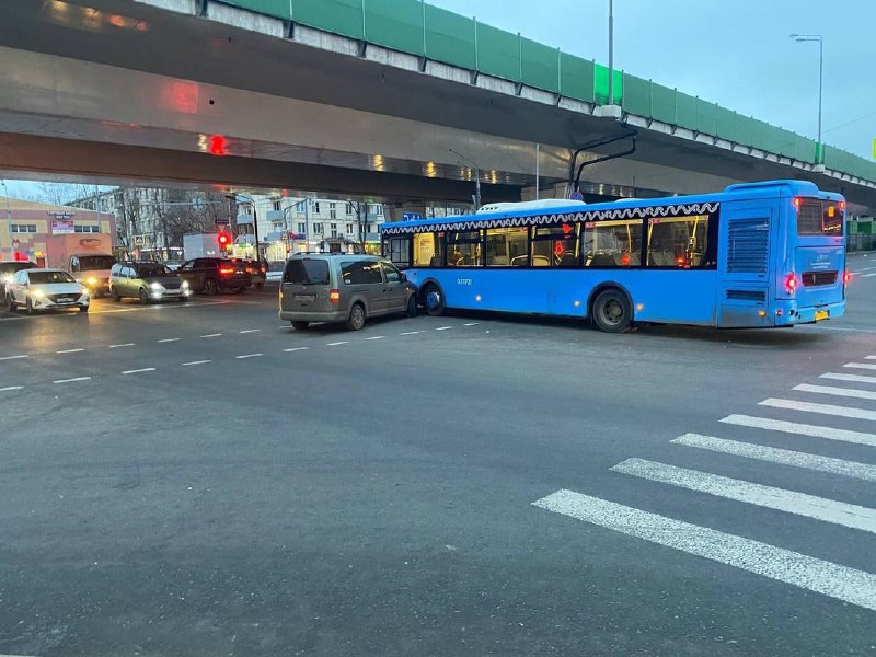 Автомобиль влетел в пассажирский автобус у …