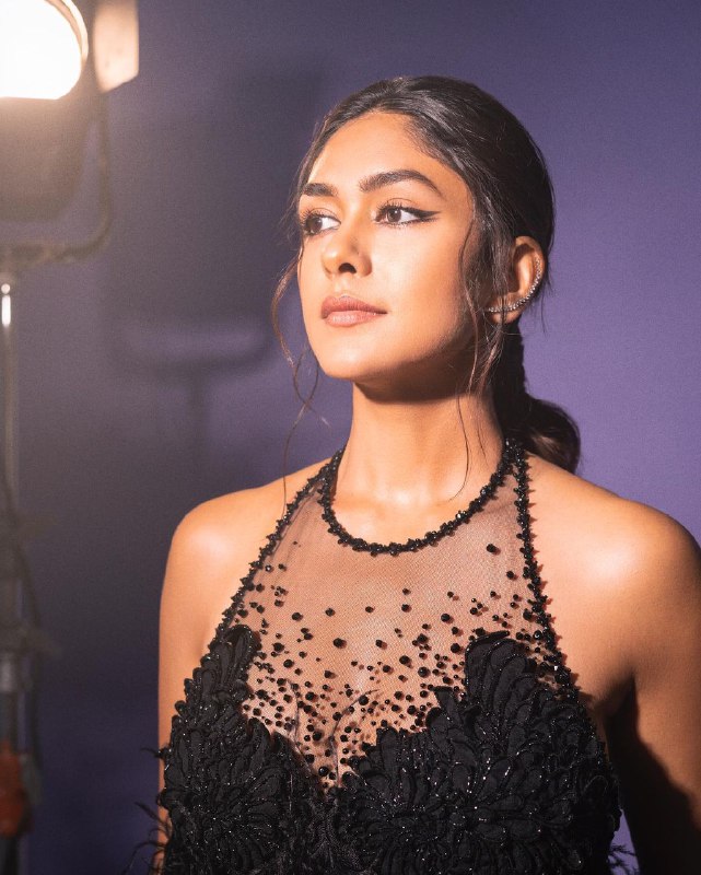 Mrunal Thakur 💃