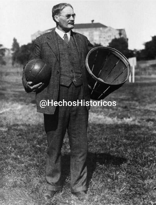 James Naismith, inventor del baloncesto, con …
