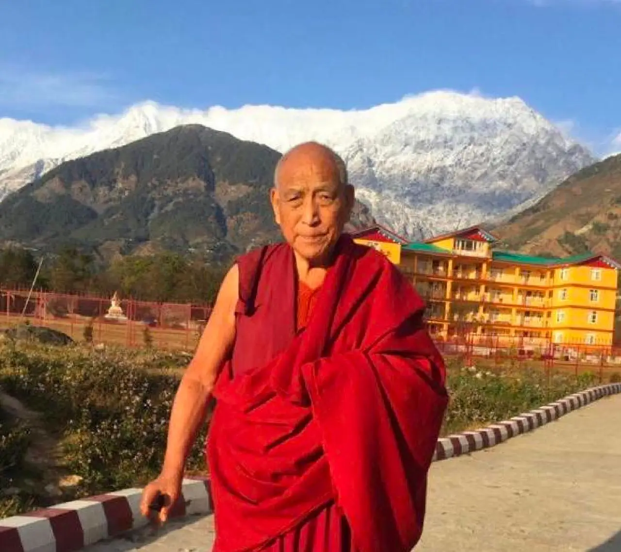 **Тибетские монахи живут в горах при …