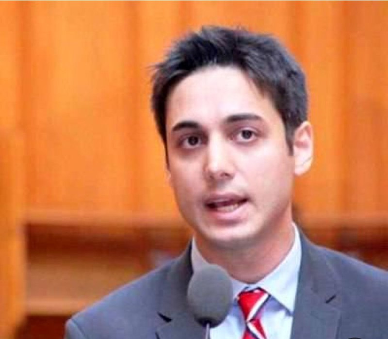 همچو آرش کمانش را کشید تا …