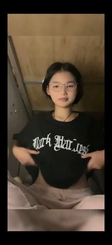 **最近**这个眼镜妹挺火的 我看群里有很多人在求她的资源 找了一下帮兄弟们找到了