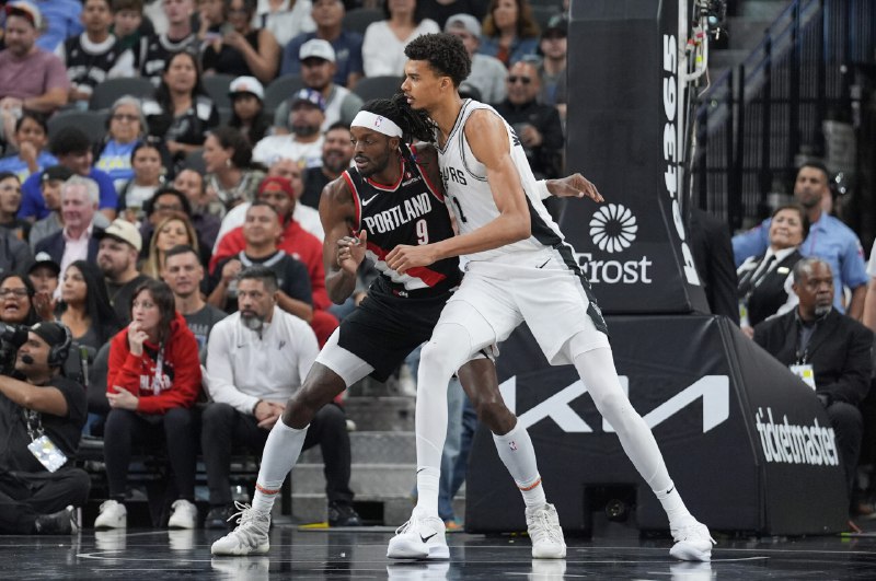 [⁠](https://a.devs.today/https://theplayoffs.news/nba/spurs-tem-grande-atuacao-coletiva-e-batem-blazers/)[Spurs têm grande atuação coletiva e …