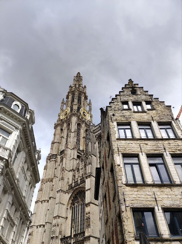 ***🖼️*** **Zicht op de Onze-Lieve-Vrouwekathedraal**