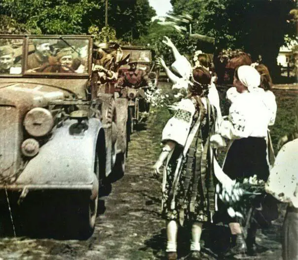 Ukrainian girls welcoming German soldiers