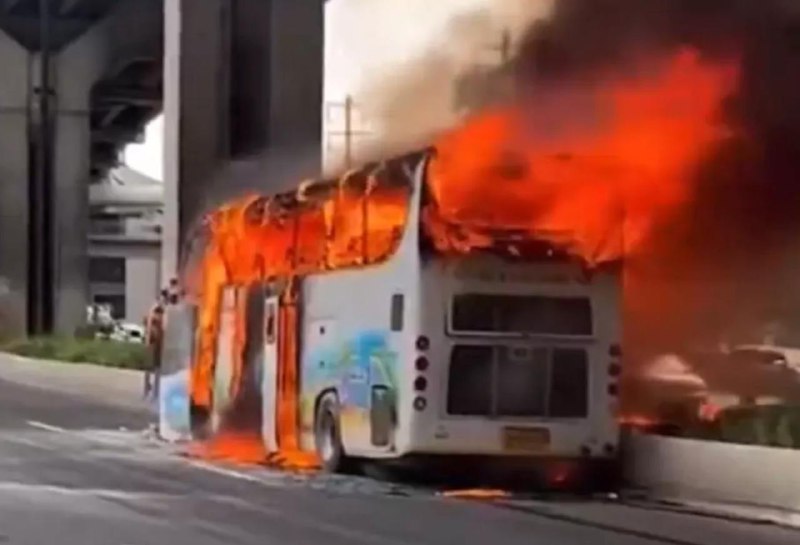 **THAILAND - SCHULBUS FÄNGT FEUER - …