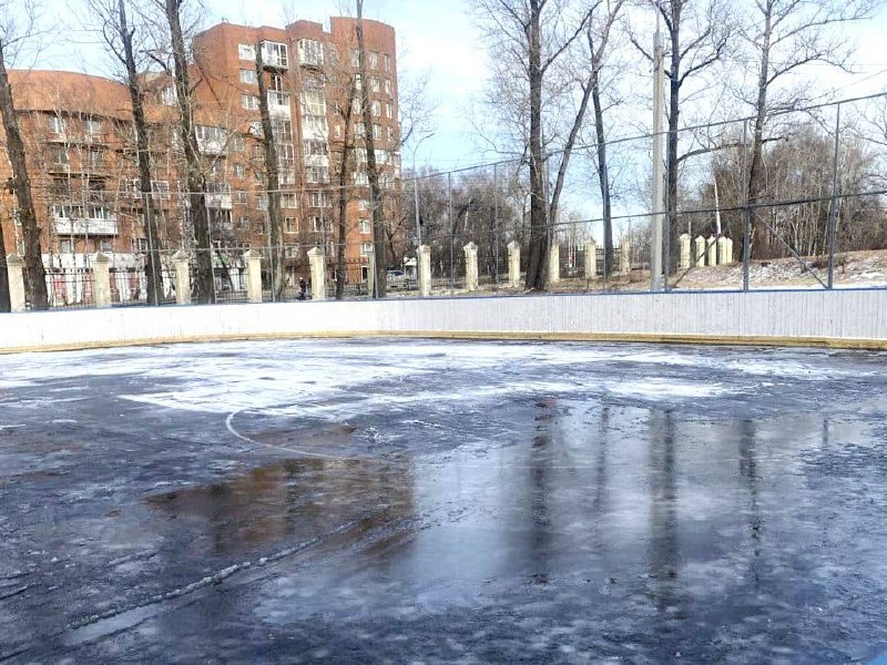 В Иркутске приступили к заливке катков. …