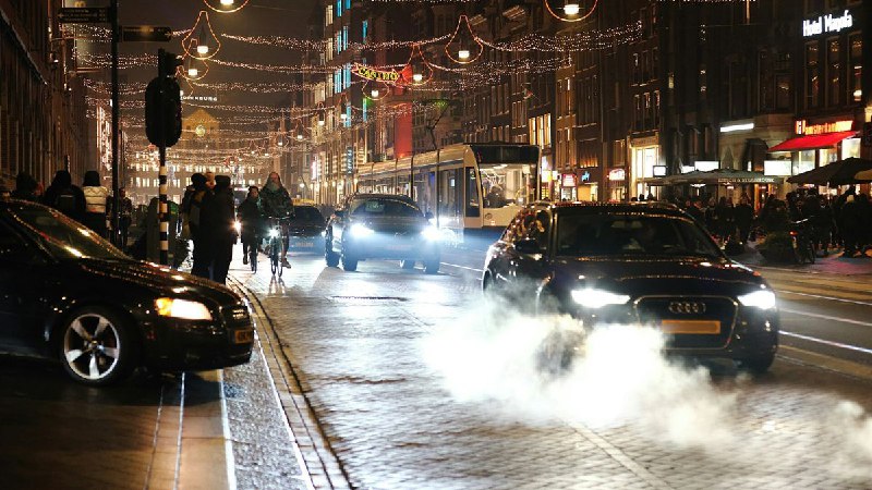 Zonder rijbewijs rechts inhalen en meisje …