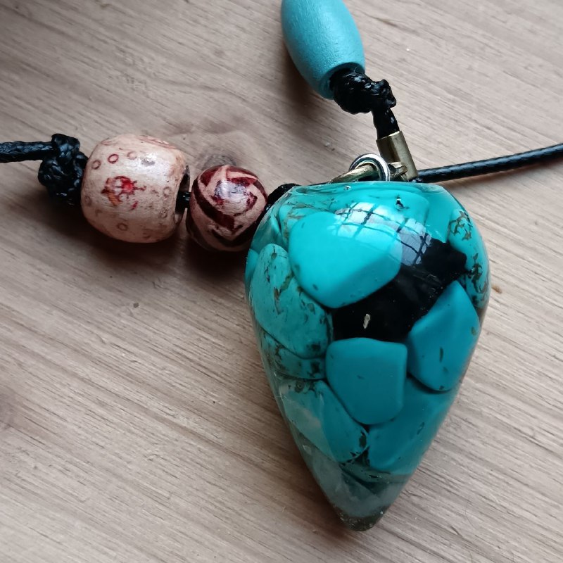 Dieses Türkis-Pendel mit Pyrit und Turmalin …