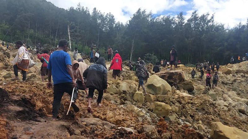 ***🔸*** **Tragedia en Papúa Nueva Guinea: una avalancha entierra al menos a 300 personas**