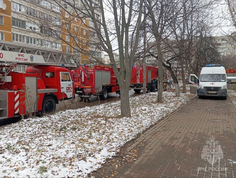 Восемь человек спасены на пожаре в …