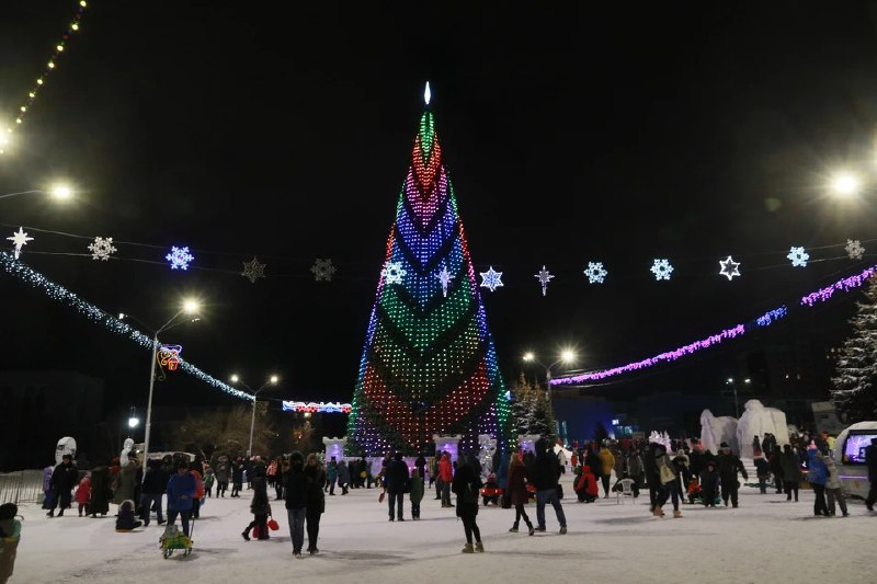 На площади Сахарова в Барнауле **с …