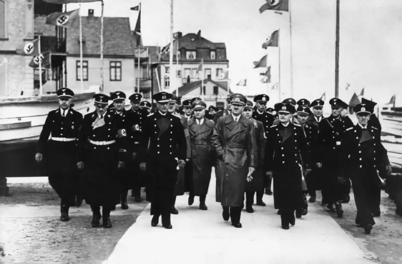 Adolf Hitler Among Kriegsmarine Officers in …