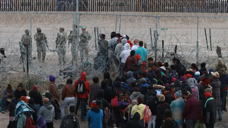 Migrantes derriban una valla e invaden zona en la que se encontraban agentes de la Guardia Nacional de Texas