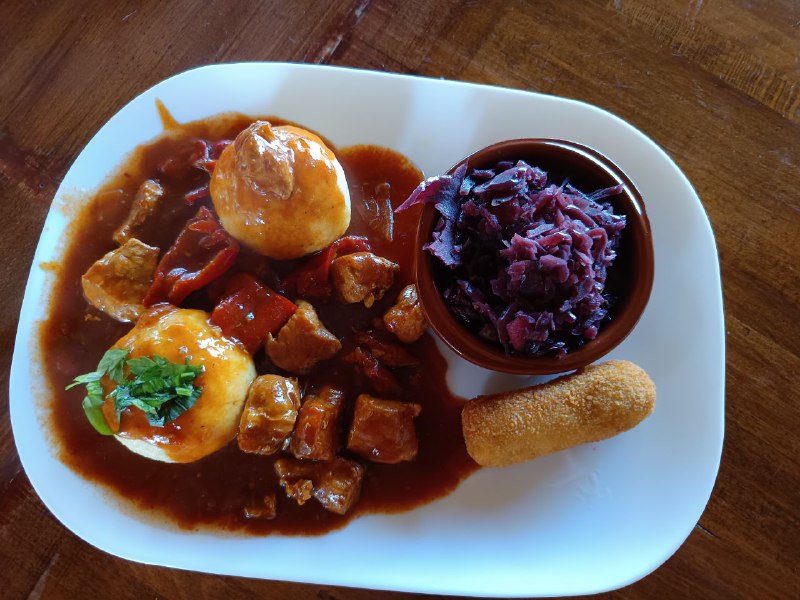 Gulash und Knödel mit Rotkraut***😋***