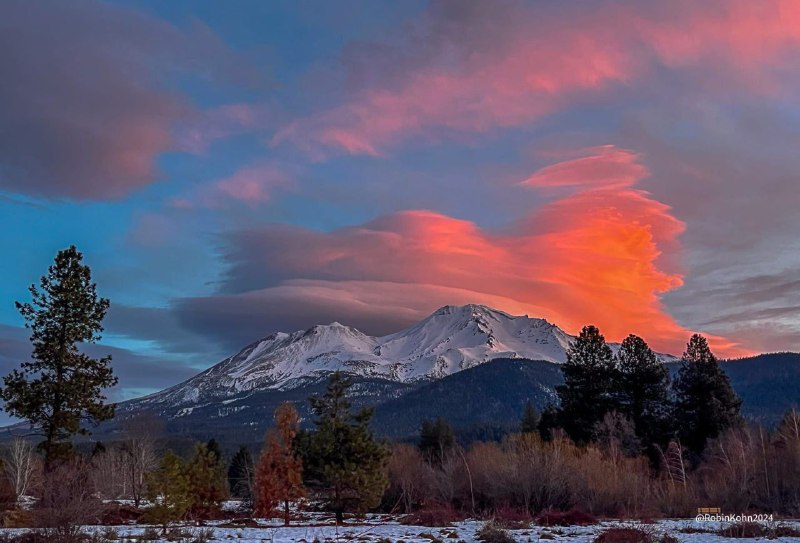 Nuvens sobre o Monte Shasta, Califórnia, …