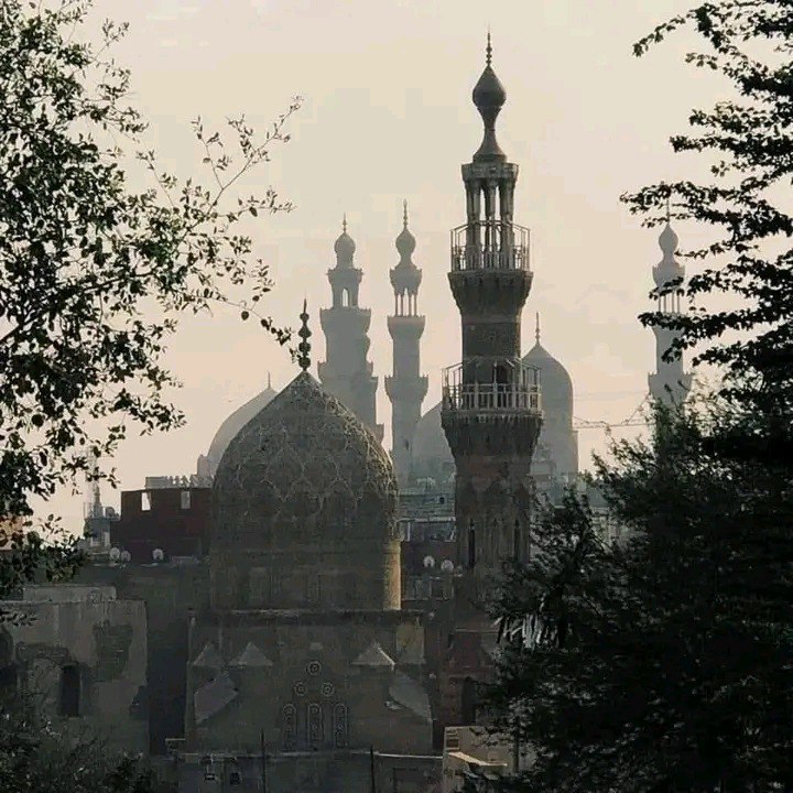 شَمسُ الخَمِيسِ إذَ تَغِيبْ