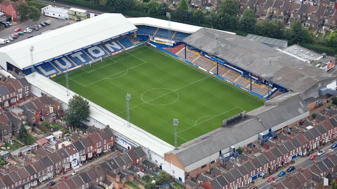 Şəkildə gördüyünüz "Luton"un stadionudur. Belə stadionlardan …