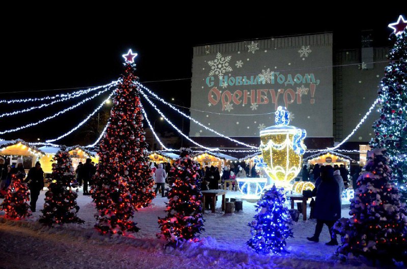 Новогодний городок на площади Ленина начнет …