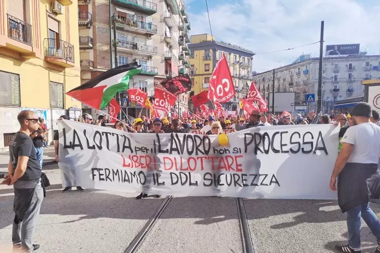 [NAPOLI: OLTRE MILLE PERSONE IN CORTEO …