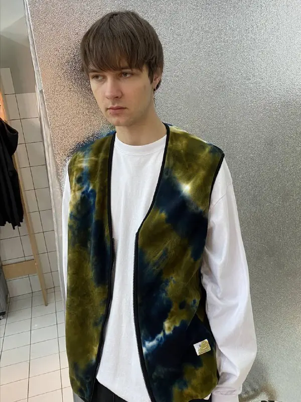 Дима в [синей жилетке](https://otdelstore.com/called-a-garment/tproduct/637254041-855333404702-called-a-garment-zhilet-wilderness-tie-d) Called a …