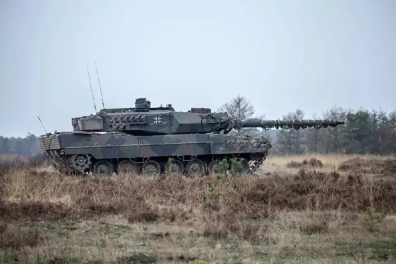 **Leopard 2 und Schützenpanzerwagen Marder als Russlands Trophäen in Moskau ausgestellt**
