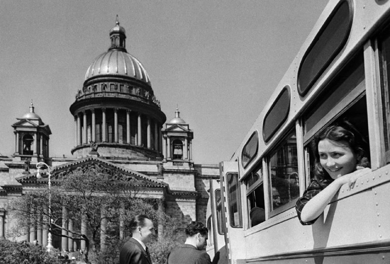 Туристы на экскурсии в Ленинграде, 1952 …