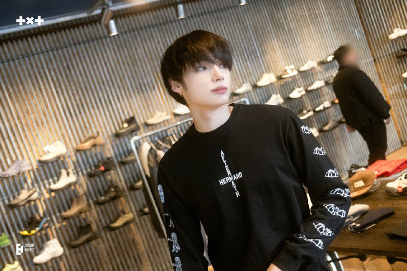 HEY EMO BOY HEY HEEY EMO …