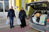 В епархиях, куда приезжают беженцы из Донбасса, организуют церковные штабы помощи, организовано дежурство священников в пунктах временного размещения. В Шахтинской …