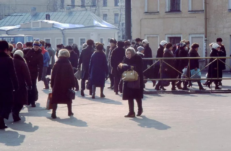 У станции метро площадь Александра Невского, …