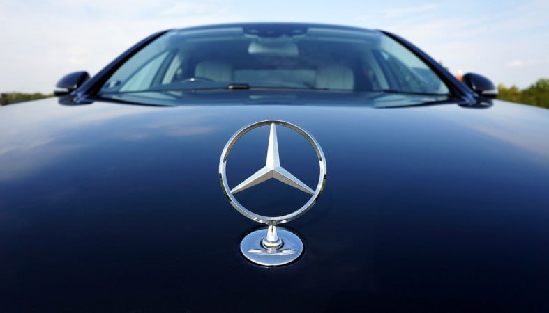 Иностранец на Mercedes избил кулаком в …