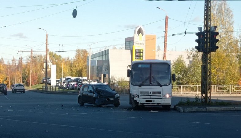 Маршрутный автобус столкнулся с автомобилем в …