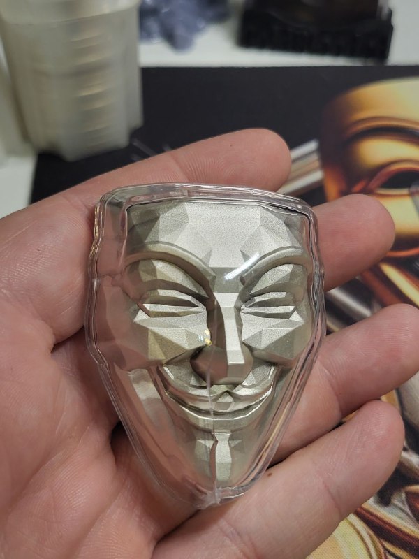 2oz Anon Mask (small crack on …