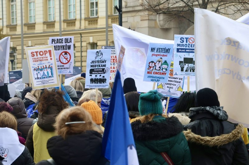 **В Варшаве прошёл протест медсестёр и …