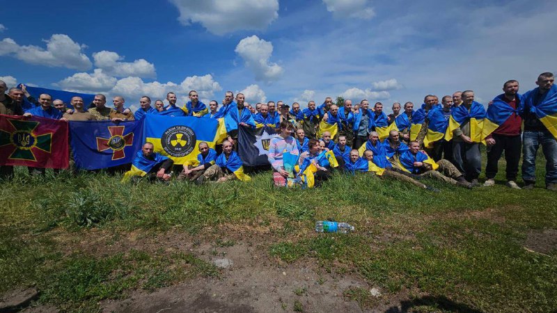 [​](https://telegra.ph/file/d5b391b9e2c56b6f9d569.jpg)Україна повернула ще 75 людей з полону.