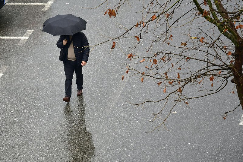 Sjutra oblačno, povremeno sa kišom