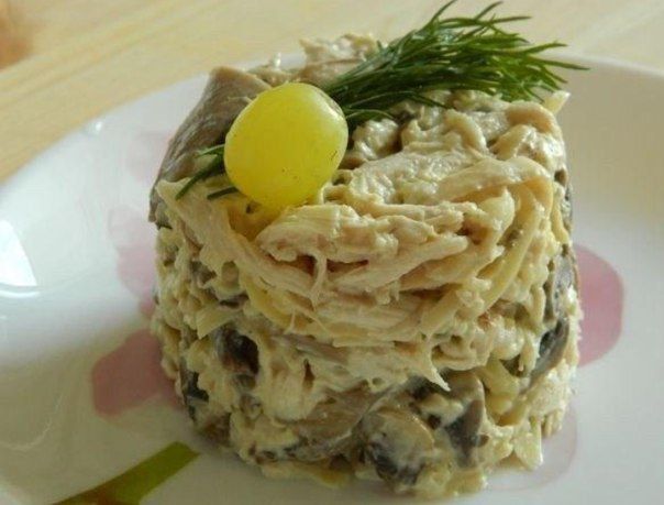 Салат с шампиньонами и курицей